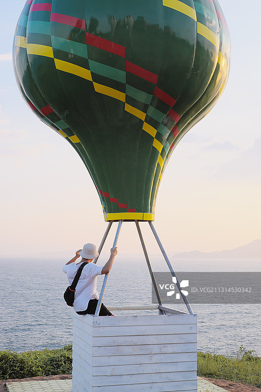 福建漳州火山岛景区乘坐热气球的游客图片素材