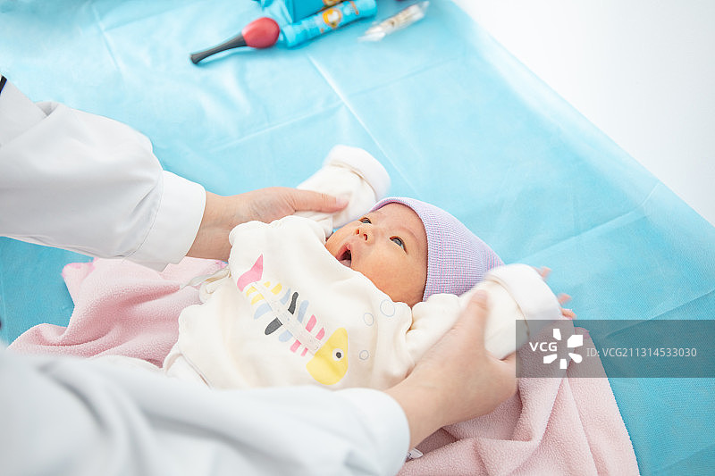 新生儿童健康身体检查图片素材