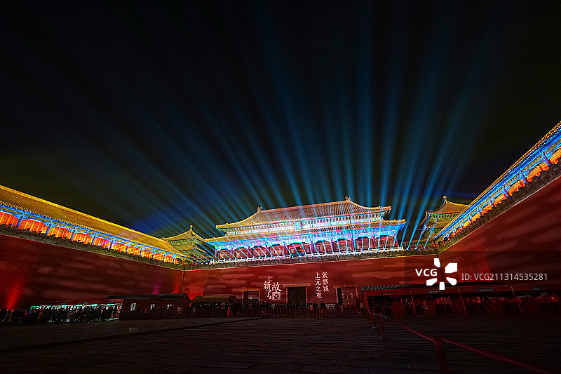 故宫紫禁城午门的璀璨夜景（故宫上元节灯光秀）图片素材