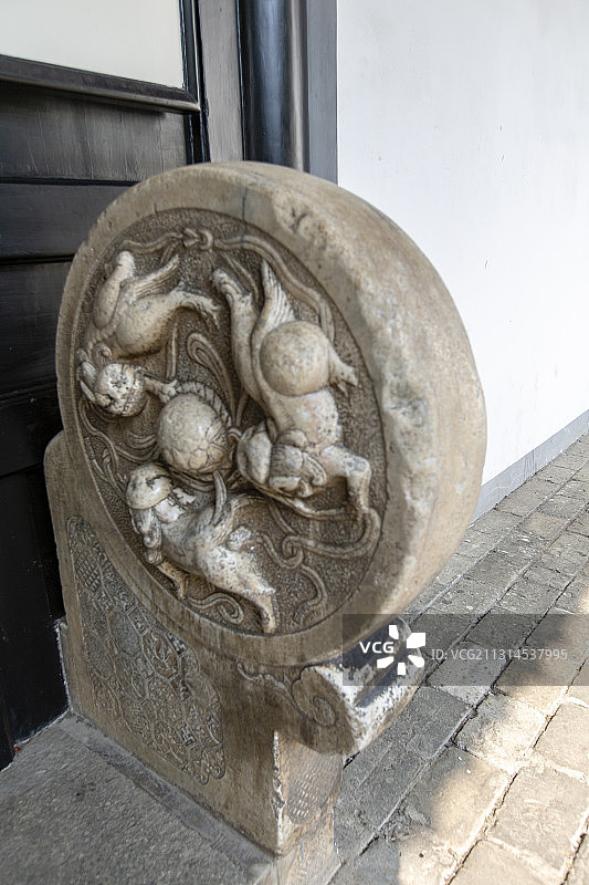 湖南省长沙市岳麓书院大门前抱鼓石图片素材