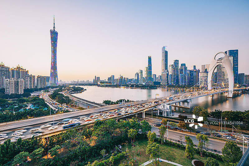 黄昏的广州CBD金融区天际线图片素材