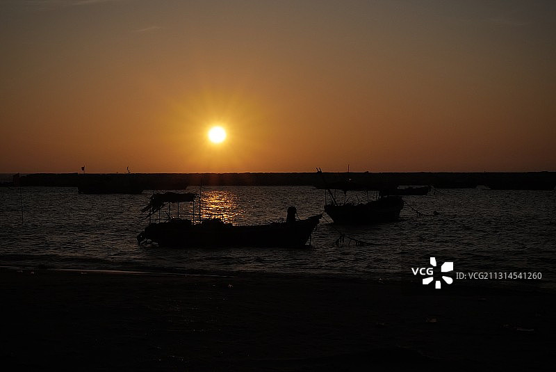 海南乐东莺歌海海湾黄昏里的日落。图片素材