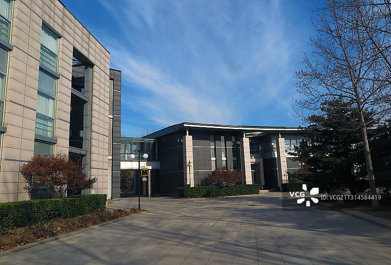 蓝天、白云、校园、宁静、和谐图片素材