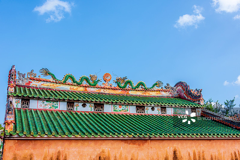 中国海南省文昌市文城镇孔庙建筑顶部的双龙戏珠图片素材