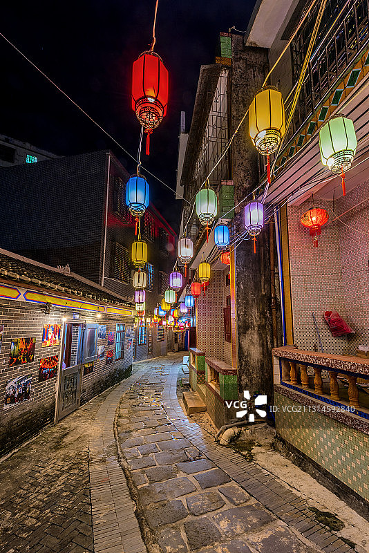 中国海南省琼海市溪仔老街夜景图片素材
