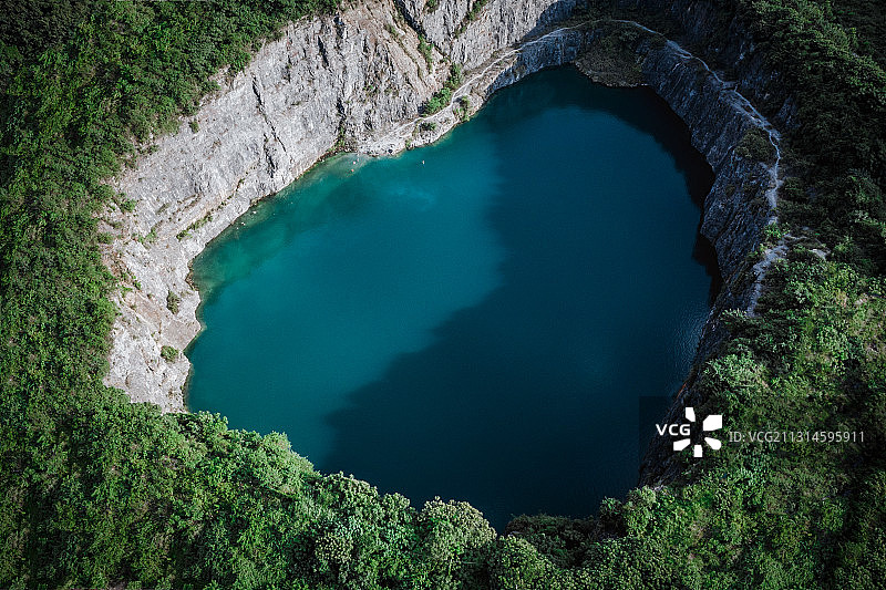 桃心矿坑图片素材