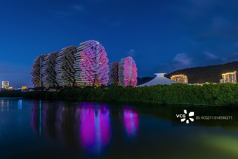 中国海南省三亚市美丽之冠夜景图片素材