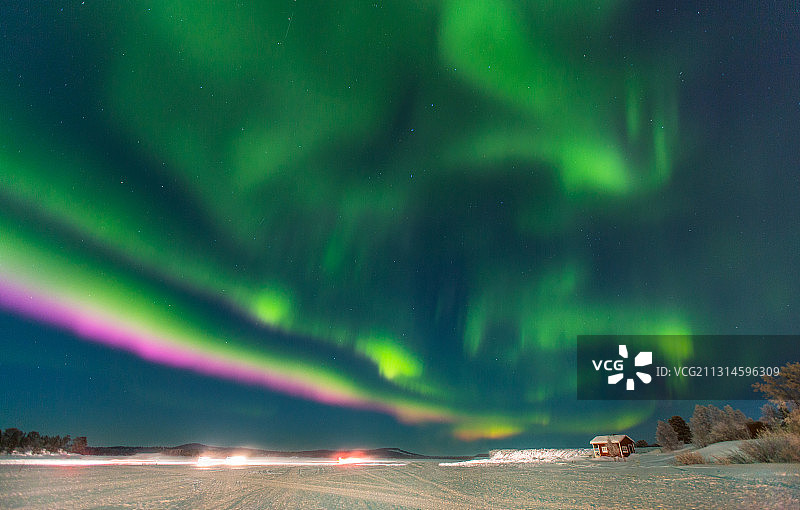 芬兰伊纳里湖绝美彩色极光图片素材