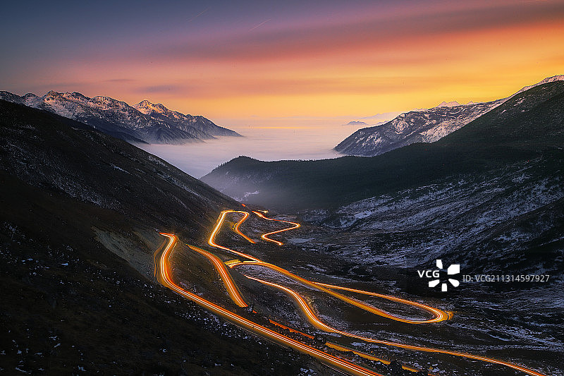 雪山车贵日落图片素材