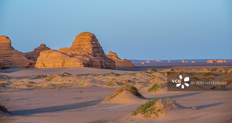 甘肃省酒泉市敦煌市雅丹魔鬼城景区，感受大自然令人震撼的力量图片素材