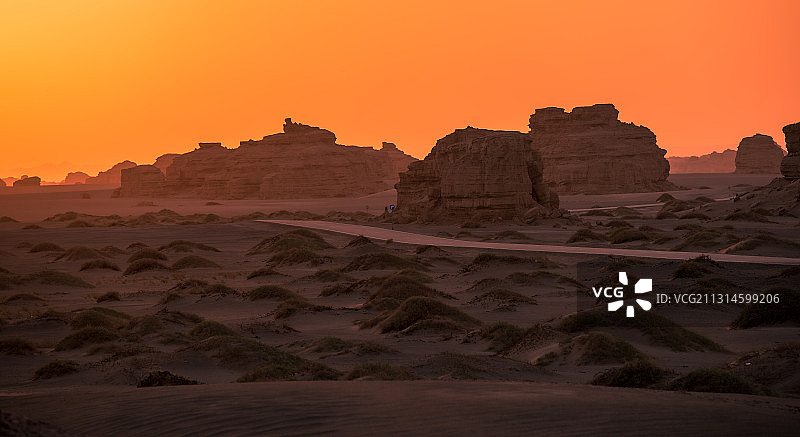 甘肃省酒泉市敦煌市雅丹魔鬼城景区，感受大自然令人震撼的力量图片素材