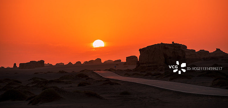 甘肃省酒泉市敦煌市雅丹魔鬼城景区，感受大自然令人震撼的力量图片素材