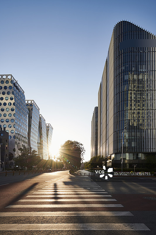 逆光下的北京CBD地标特色建筑和斑马线道路图片素材