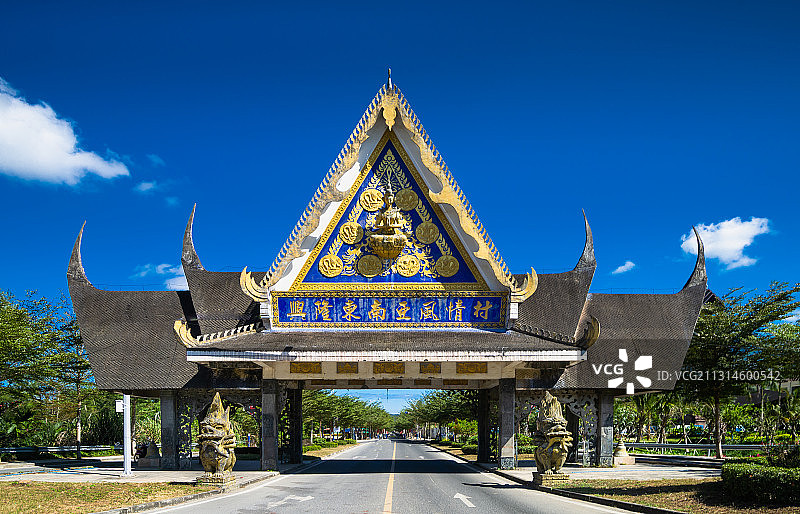 海南万宁兴隆华侨旅游经济区地标建筑兴隆东南亚风情村门楼图片素材