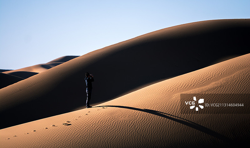 甘肃省金昌市永昌县巴丹吉林沙漠-中国最美的沙漠曲线图片素材