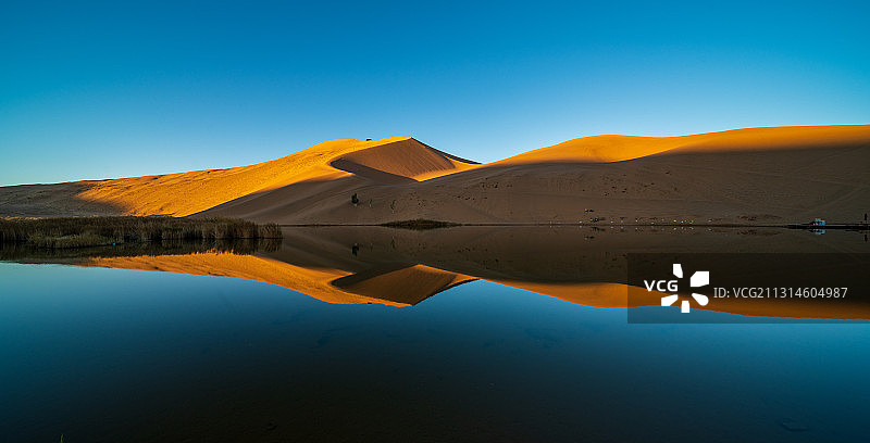 甘肃省金昌市永昌县巴丹吉林沙漠-中国最美的沙漠曲线图片素材