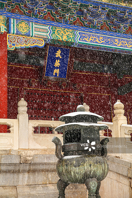 大雪纷飞中的故宫武英殿美丽雪景图片素材