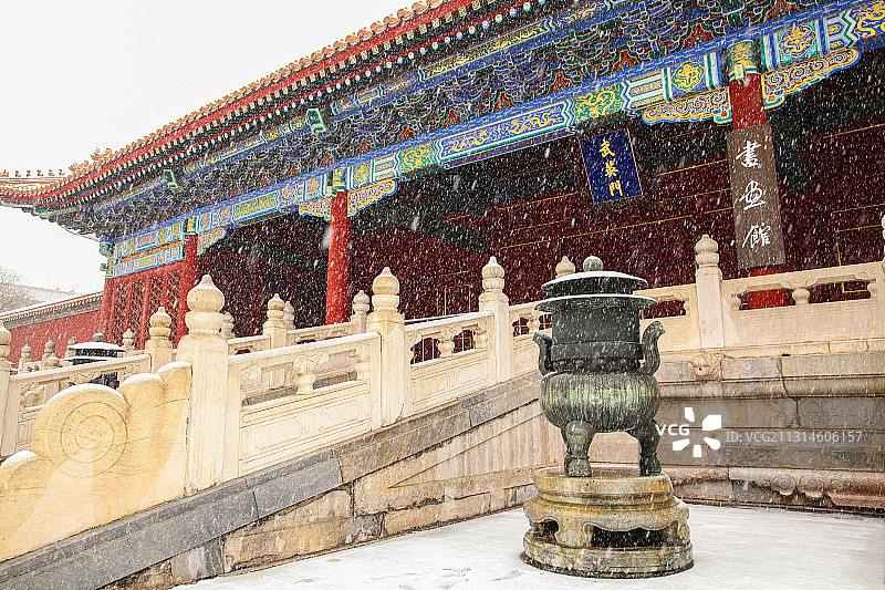 大雪纷飞中的故宫武英殿美丽雪景图片素材