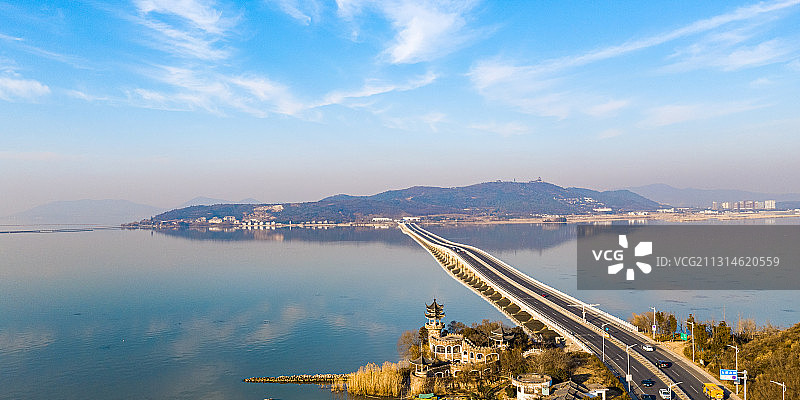 一架飞虹跨二岸图片素材