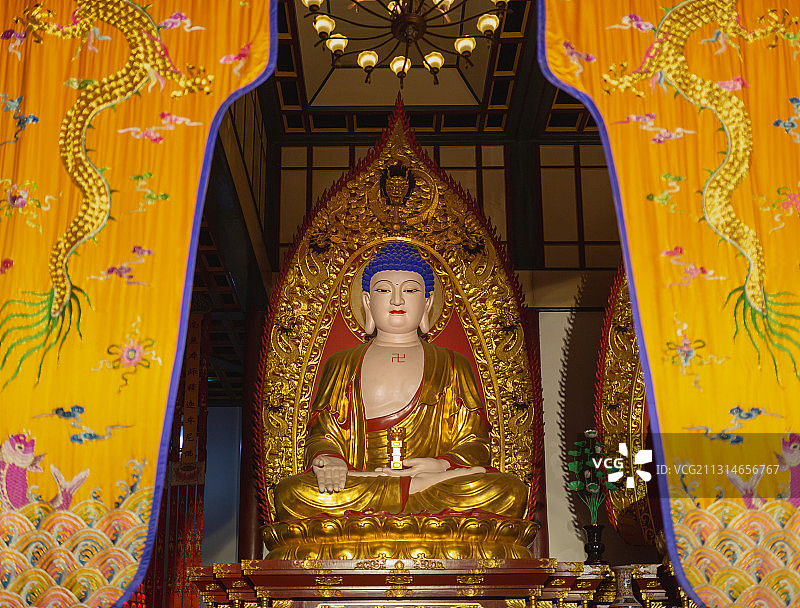 大雄宝殿里的横三世佛阿弥陀佛像图片素材
