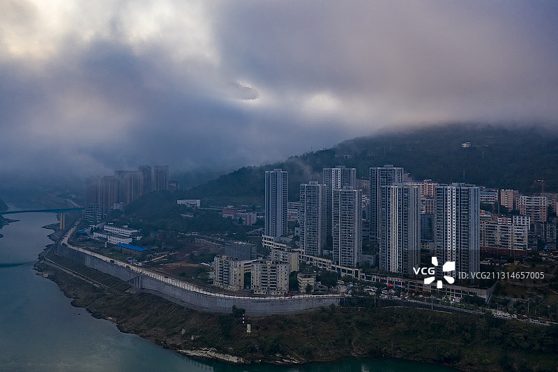 重庆武隆：秋天晨雾中的武隆图片素材