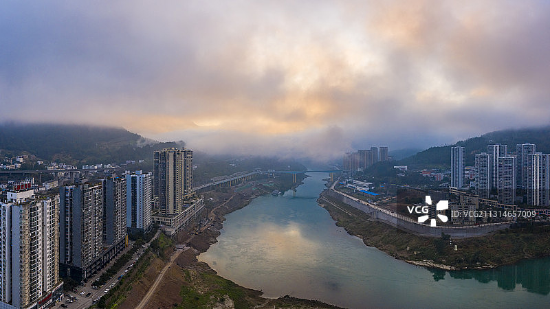 重庆武隆：秋天晨雾中的武隆图片素材