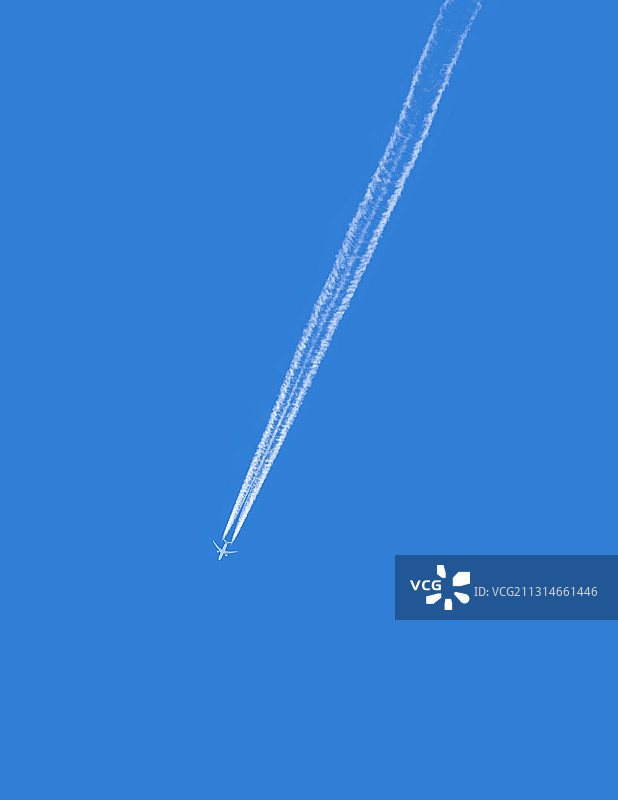 划破静谧的蓝色图片素材