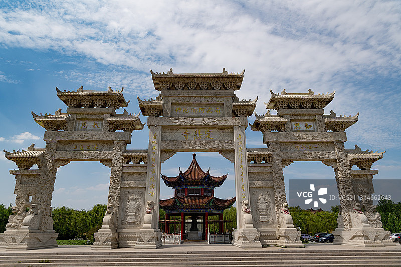 蓝天白云下的山东德州齐河定慧寺大门牌坊图片素材