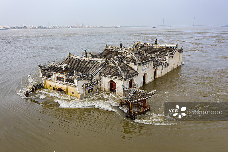 湖北鄂州市长江中的观音阁图片素材