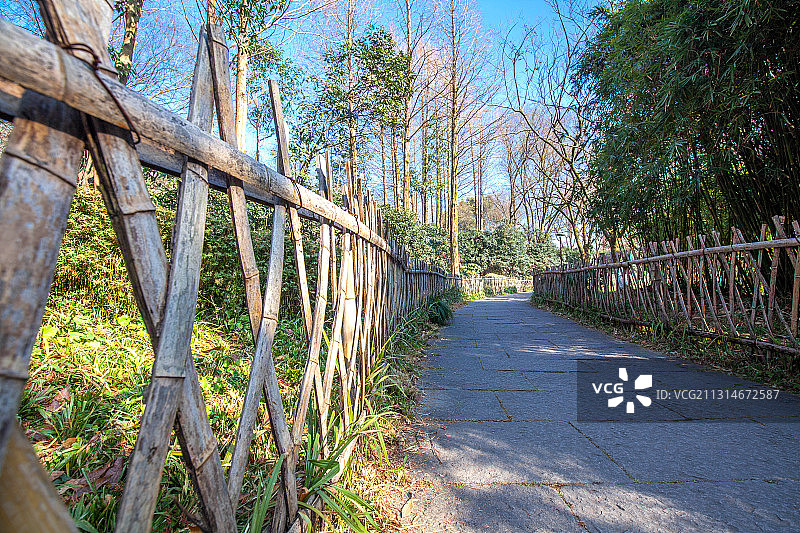 西湖三台山景区的篱笆小路图片素材