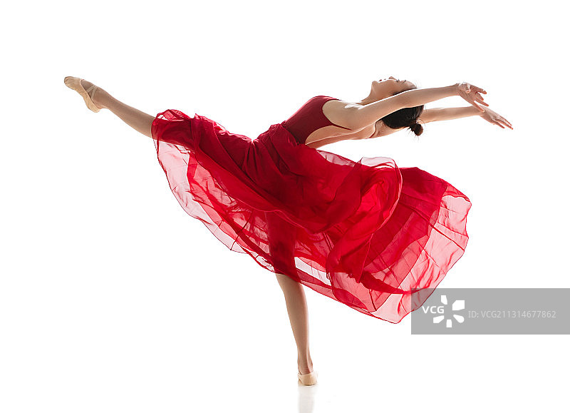 穿红色裙子跳芭蕾舞的青年女人图片素材