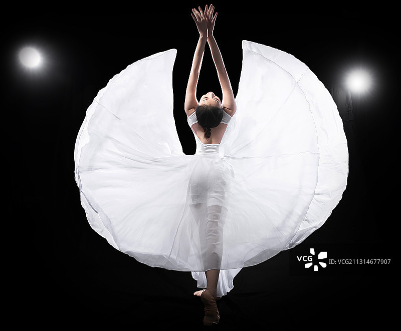 青年女人跳芭蕾舞图片素材