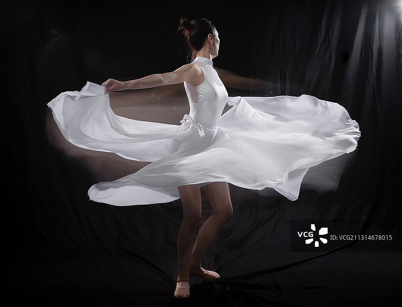 青年女人跳芭蕾舞图片素材