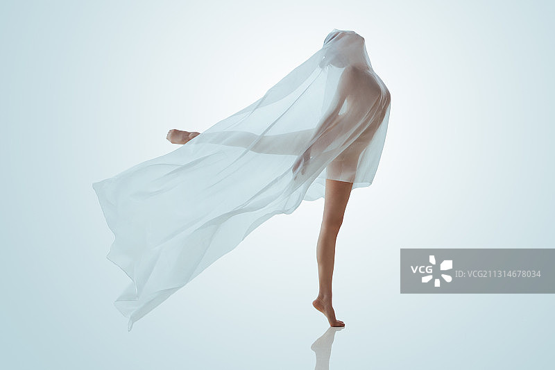 青年女人跳舞图片素材