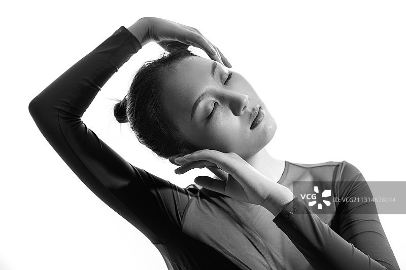 青年女人跳芭蕾舞图片素材