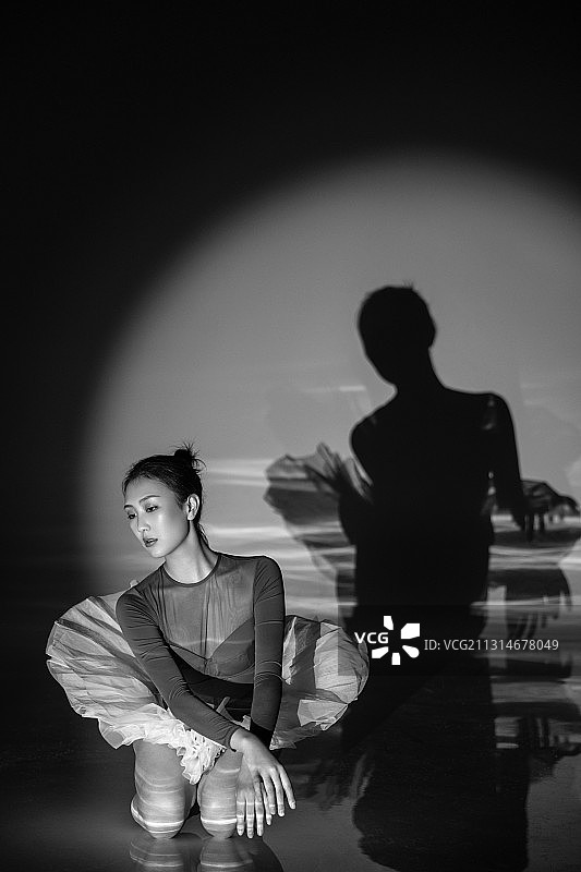 青年女人跳芭蕾舞图片素材