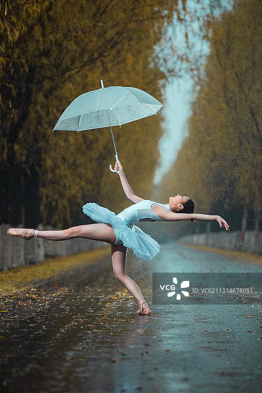 拿着雨伞的青年女人跳芭蕾舞图片素材
