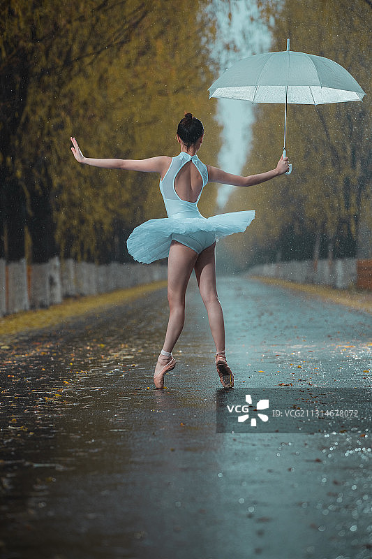 拿着雨伞的青年女人跳芭蕾舞图片素材