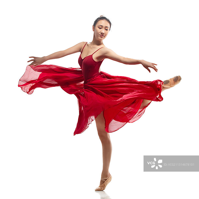 穿红色裙子跳芭蕾舞的青年女人图片素材