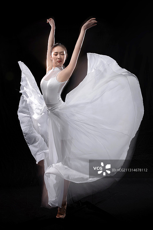 青年女人跳芭蕾舞图片素材