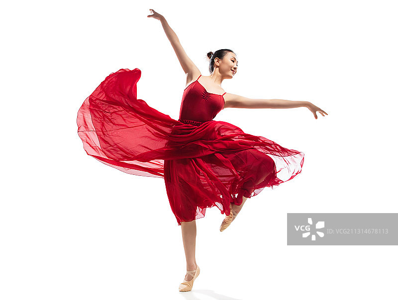 穿红色裙子跳芭蕾舞的青年女人图片素材