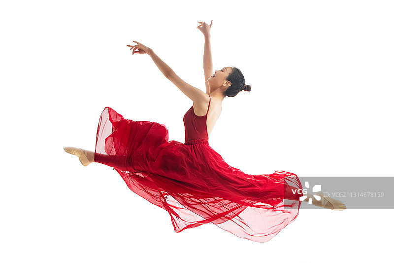 穿红色裙子跳芭蕾舞的青年女人图片素材
