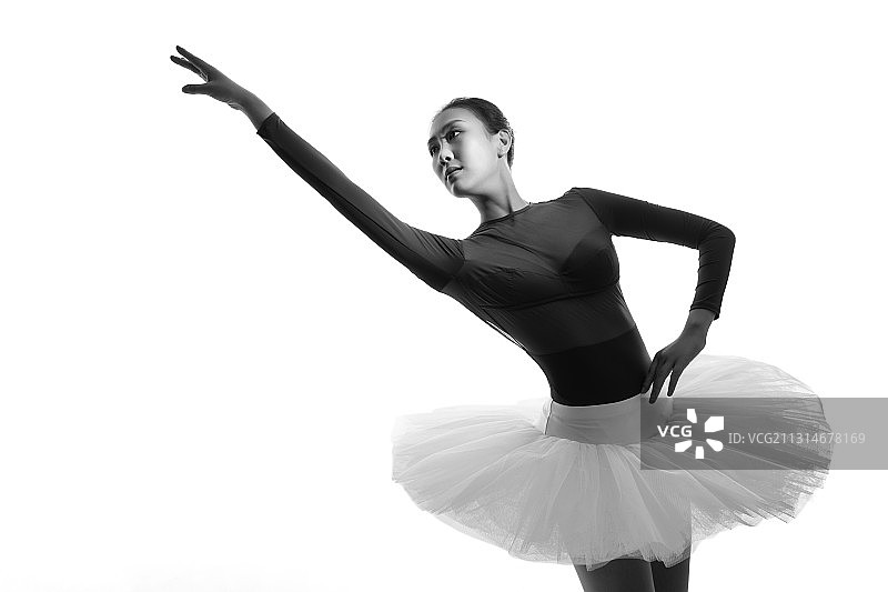 青年女人跳芭蕾舞图片素材