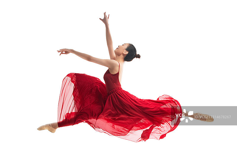 穿红色裙子跳芭蕾舞的青年女人图片素材