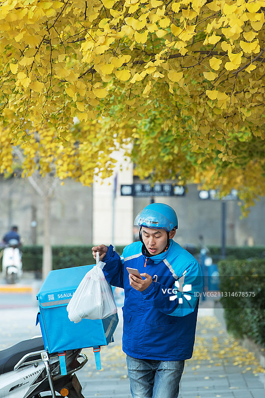 跑步送餐的外卖员图片素材