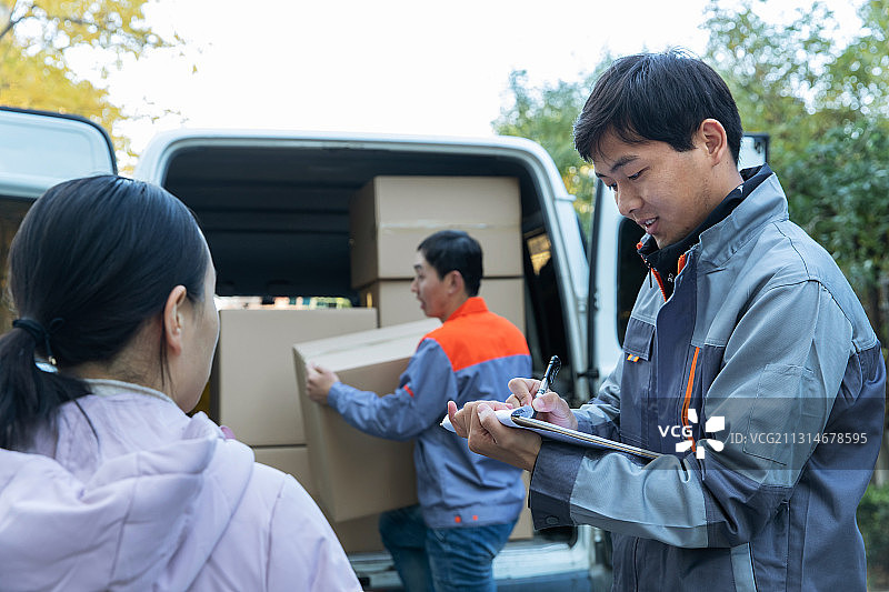 物流工作人员和顾客沟通图片素材