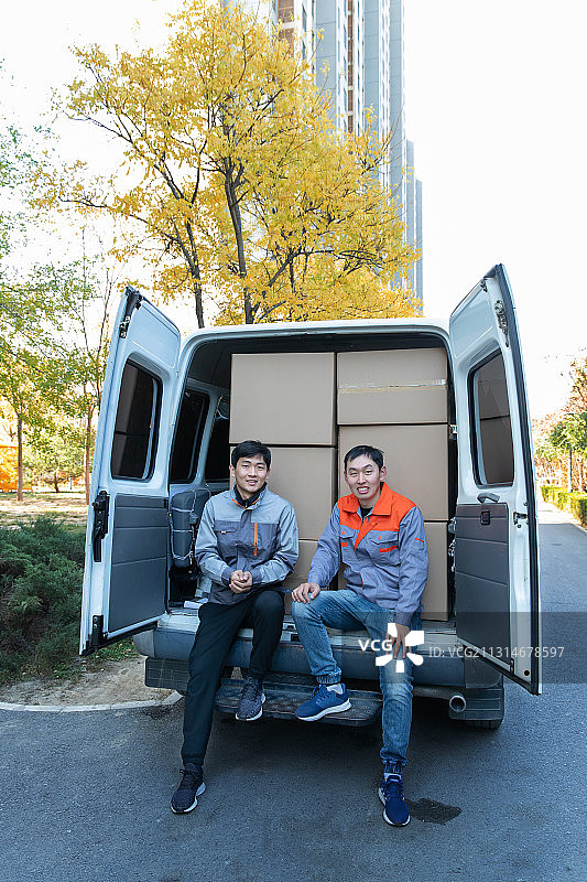 坐在货车上的工作人员图片素材