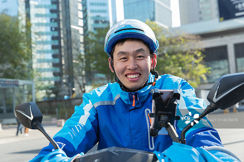 快乐的外卖员肖像图片素材