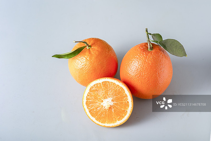 纯色桌面上的新鲜橙子图片素材