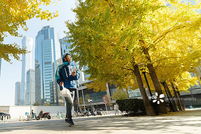跑步送餐的外卖员图片素材